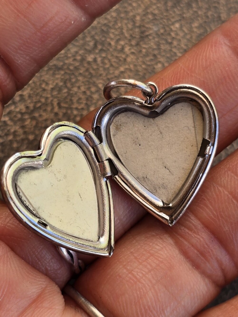 Brushed 925 sterling silver diamond star/sun burst center heart locket - Picture 2 of 16